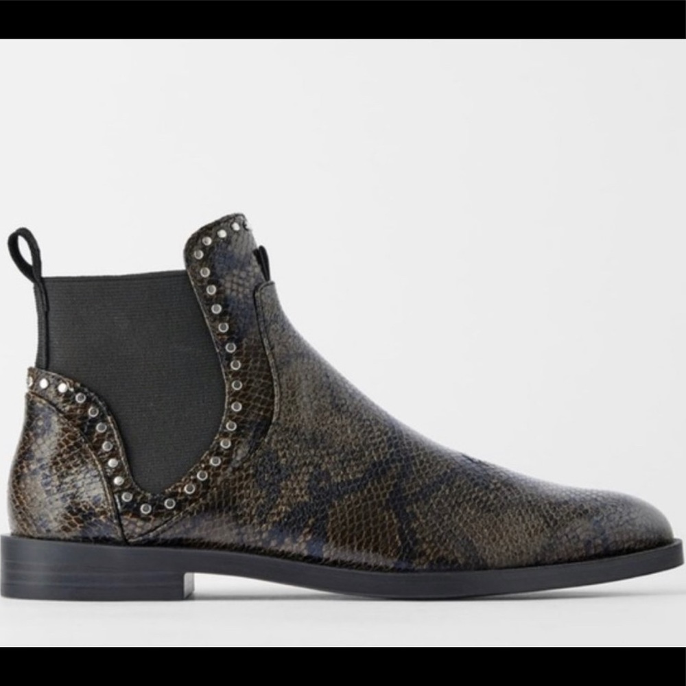 Zara / flat booth with stud